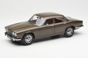Jaguar XJ6 Series 1 4.2 Sable Brun Paragon 1:18 2011004