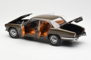 Jaguar XJ6 Series 1 4.2 Sable Brun Paragon 1:18 2011004 Metall — bild 5 av 8