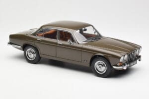 Jaguar XJ6 Series 1 4.2 Sable Brun Paragon 1:18 2011004 Metall — bild 6 av 8