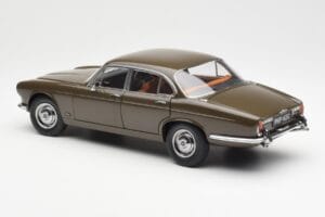 Jaguar XJ6 Series 1 4.2 Sable Brun Paragon 1:18 2011004 Metall — bild 7 av 8