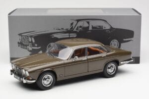 Jaguar XJ6 Series 1 4.2 Sable Brun Paragon 1:18 2011004 Metall — bild 8 av 8