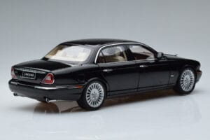 Jaguar XJ6 X350 Ebony Svart Almost Real 1:18 810501 Metall — bild 3 av 11
