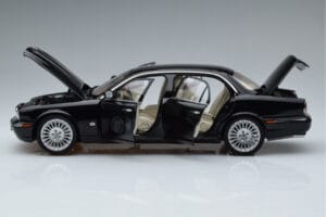 Jaguar XJ6 X350 Ebony Svart Almost Real 1:18 810501 Metall — bild 4 av 11