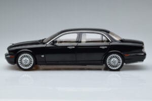 Jaguar XJ6 X350 Ebony Svart Almost Real 1:18 810501 Metall — bild 5 av 11
