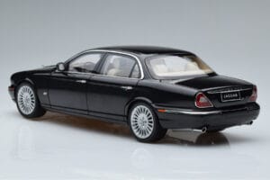 Jaguar XJ6 X350 Ebony Svart Almost Real 1:18 810501 Metall — bild 6 av 11