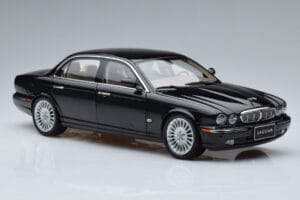 Jaguar XJ6 X350 Ebony Svart Almost Real 1:18 810501 Metall — bild 10 av 11