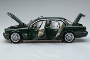 Jaguar XJ6 X350 Racing Grön Almost Real 1:18 810502 Metall — bild 4 av 13