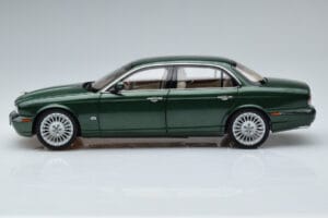 Jaguar XJ6 X350 Racing Grön Almost Real 1:18 810502 Metall — bild 5 av 13