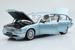 Jaguar XJ6 X350 Seafrost Ljusblå Almost Real 1:18 810503 Metall — bild 2 av 11