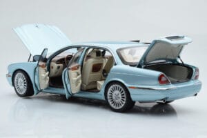 Jaguar XJ6 X350 Seafrost Ljusblå Almost Real 1:18 810503 Metall — bild 3 av 11