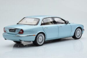 Jaguar XJ6 X350 Seafrost Ljusblå Almost Real 1:18 810503 Metall — bild 4 av 11