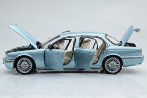 Jaguar XJ6 X350 Seafrost Ljusblå Almost Real 1:18 810503 Metall — bild 5 av 11