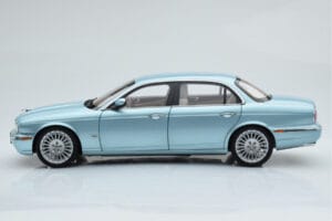 Jaguar XJ6 X350 Seafrost Ljusblå Almost Real 1:18 810503 Metall — bild 6 av 11