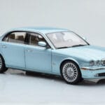 Jaguar XJ6 X350 Seafrost Ljusblå Almost Real 1:18 - image 7 of 11