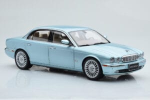 Jaguar XJ6 X350 Seafrost Ljusblå Almost Real 1:18 810503 Metall — bild 7 av 11