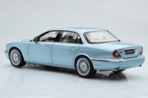 Jaguar XJ6 X350 Seafrost Ljusblå Almost Real 1:18 810503 Metall — bild 8 av 11