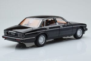 Jaguar XJ6 XJ40 Ebony Svart Almost Real 1:18 810543 Metall — bild 3 av 11