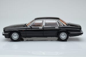 Jaguar XJ6 XJ40 Ebony Svart Almost Real 1:18 810543 Metall — bild 4 av 11