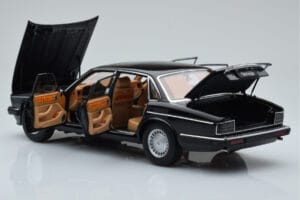 Jaguar XJ6 XJ40 Ebony Svart Almost Real 1:18 810543 Metall — bild 5 av 11