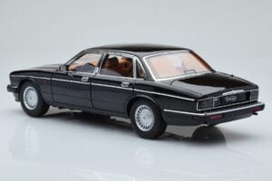 Jaguar XJ6 XJ40 Ebony Svart Almost Real 1:18 810543 Metall — bild 7 av 11