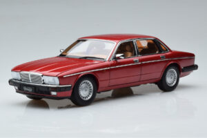Jaguar XJ6 XJ40 Flamenco Röd Almost Real 1:18