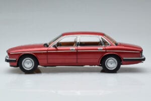 Jaguar XJ6 XJ40 Flamenco Röd Almost Real 1:18 810541 Metall — bild 5 av 11