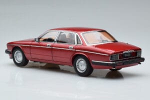 Jaguar XJ6 XJ40 Flamenco Röd Almost Real 1:18 810541 Metall — bild 7 av 11