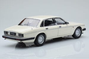Jaguar XJ6 XJ40 Glacier Vit Almost Real 1:18 810542 Metall — bild 3 av 11