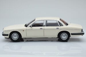 Jaguar XJ6 XJ40 Glacier Vit Almost Real 1:18 810542 Metall — bild 4 av 11