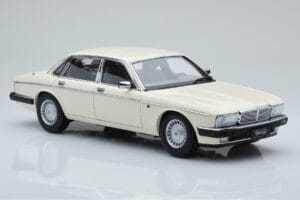 Jaguar XJ6 XJ40 Glacier Vit Almost Real 1:18 810542 Metall — bild 6 av 11