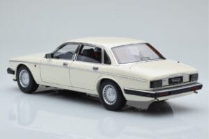 Jaguar XJ6 XJ40 Glacier Vit Almost Real 1:18 810542 Metall — bild 7 av 11