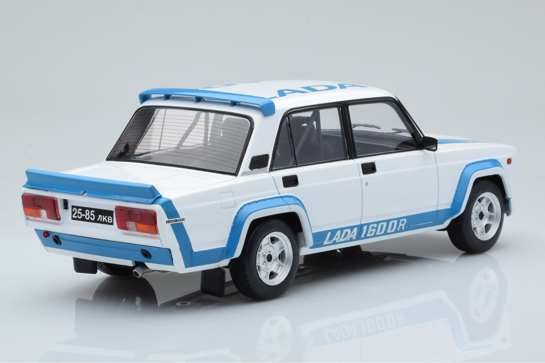 Lada 2105 VFTS Vit IXO 1:18 18CMC144 Metall — bild 2 av 6