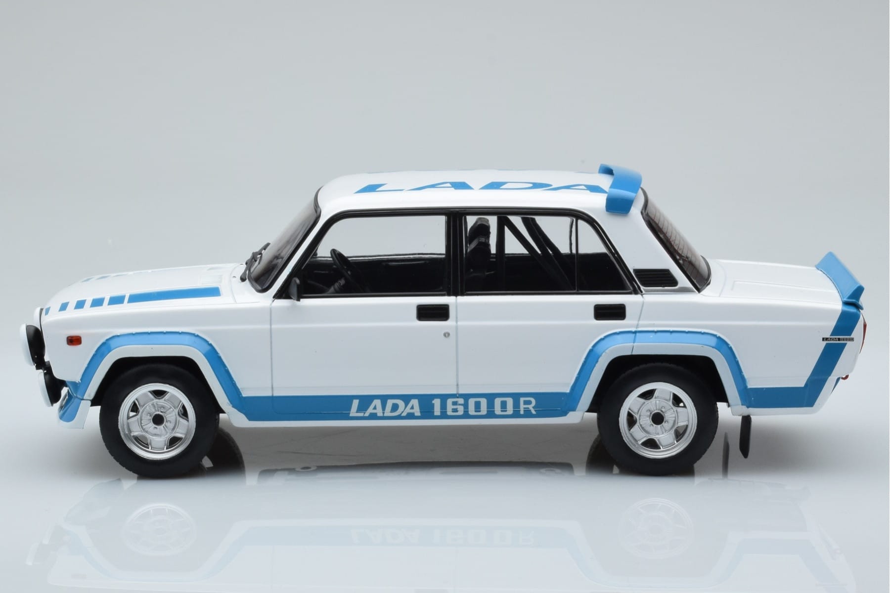 Lada 2105 VFTS Vit IXO 1:18 18CMC144 Metall — bild 3 av 6