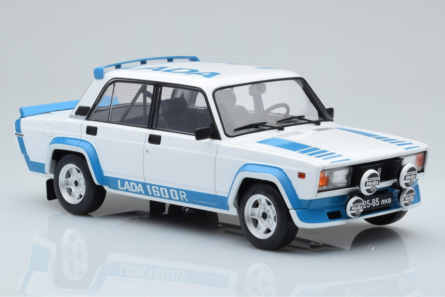 Lada 2105 VFTS Vit IXO 1:18 18CMC144 Metall — bild 4 av 6