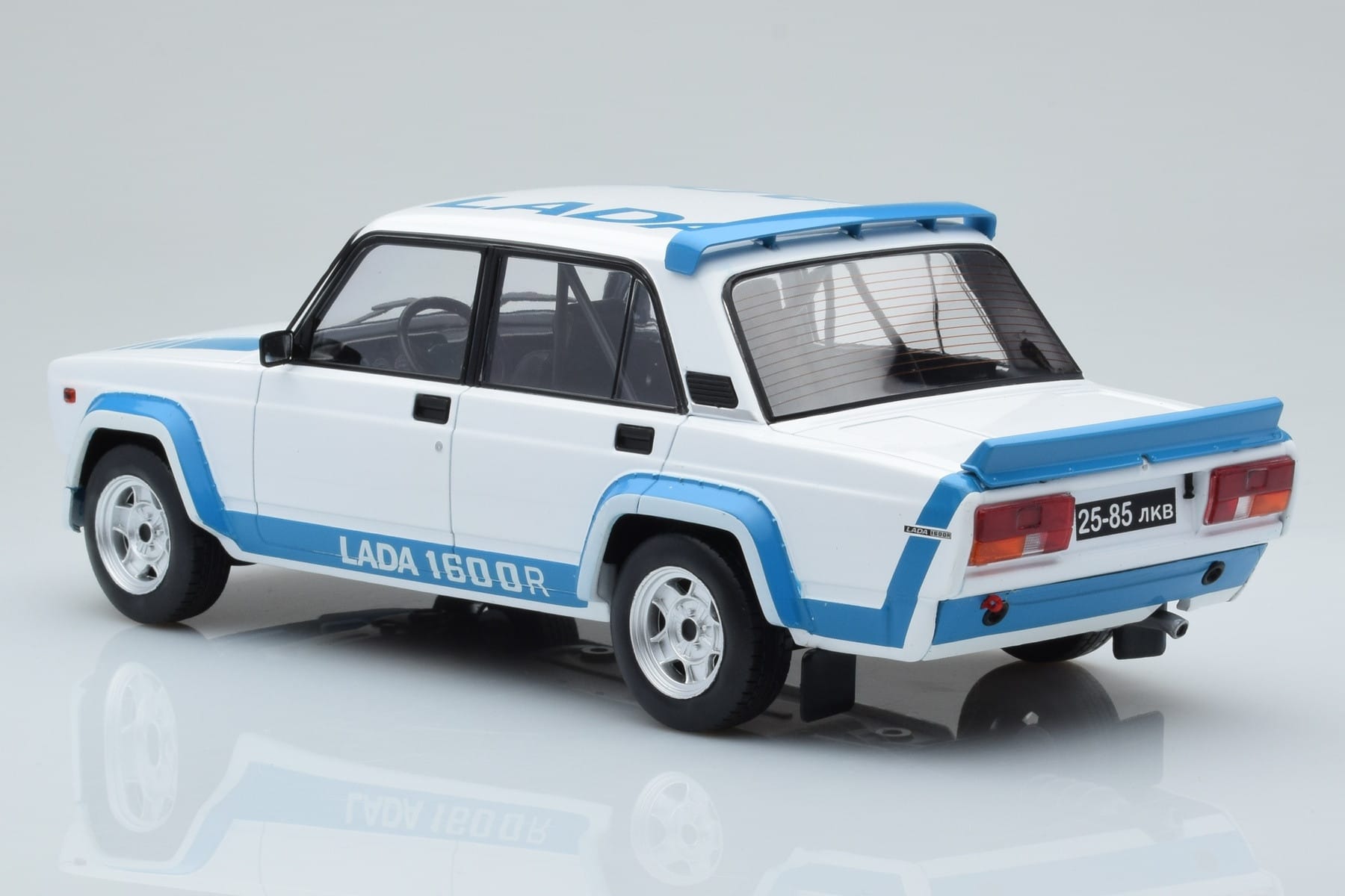 Lada 2105 VFTS Vit IXO 1:18 18CMC144 Metall — bild 5 av 6