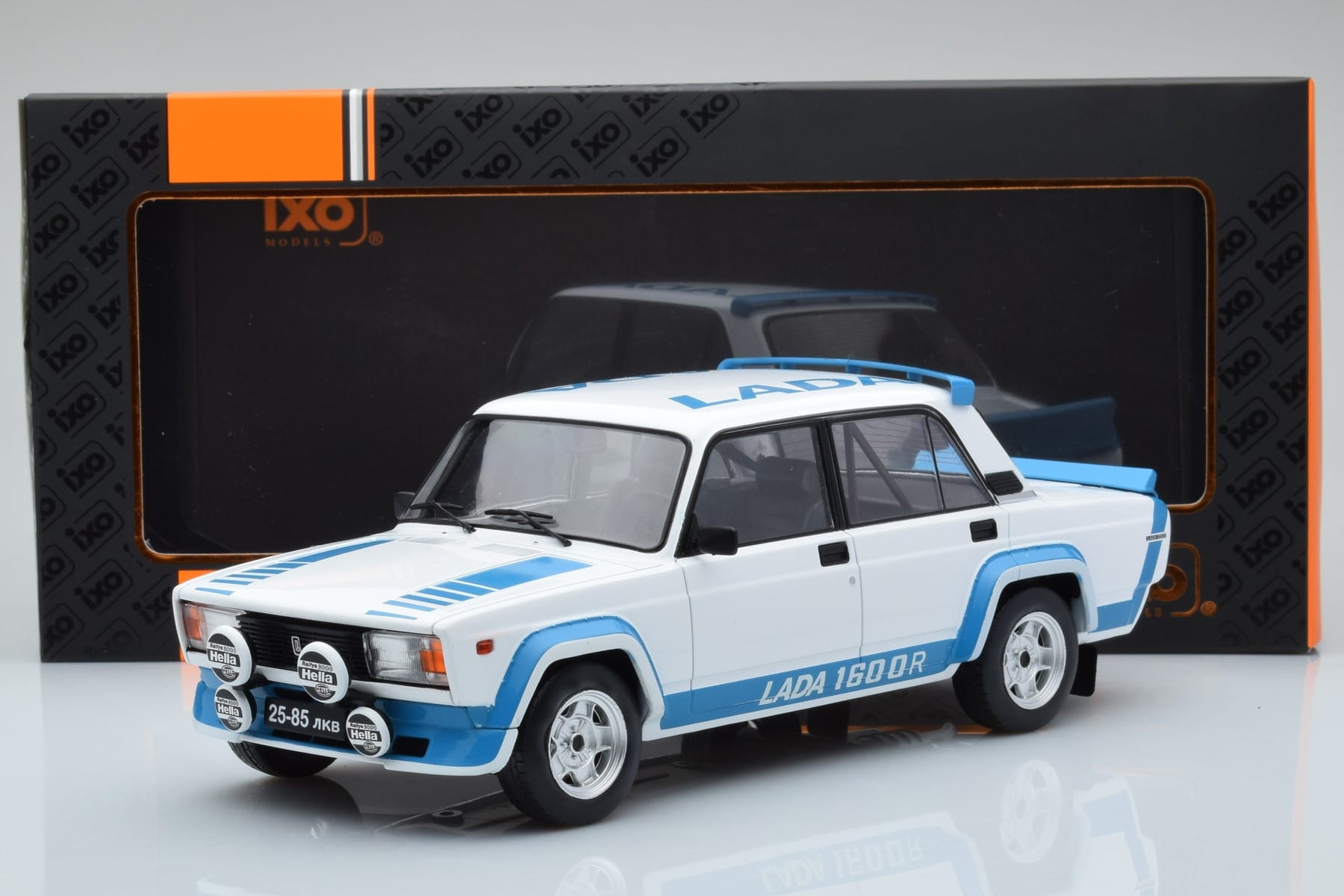Lada 2105 VFTS Vit IXO 1:18 18CMC144 Metall — bild 6 av 6
