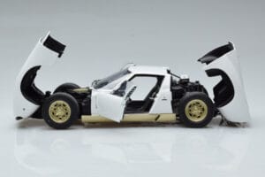 Lamborghini Miura SV Vit AUTOart 1:18 74544 Metall — bild 4 av 8