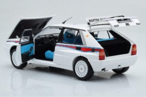 Lancia Delta HF Integrale 6 Vit Kyosho 1:18 08344E Metall — bild 3 av 8