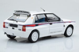 Lancia Delta HF Integrale 6 Vit Kyosho 1:18 08344E Metall — bild 4 av 8