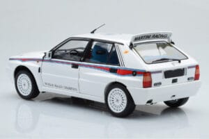 Lancia Delta HF Integrale 6 Vit Kyosho 1:18 08344E Metall — bild 7 av 8