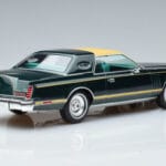 Lincoln Continental Mark V Mörkgrön MCG 1:18 MCG18404 Metall - image 2 of 6