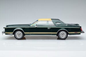 Lincoln Continental Mark V Mörkgrön MCG 1:18 MCG18404 Metall — bild 3 av 6