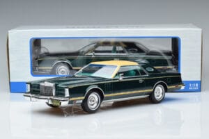 Lincoln Continental Mark V Mörkgrön MCG 1:18 MCG18404 Metall — bild 6 av 6