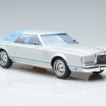 Lincoln Continental Mark V Silver MCG 1:18 - image 4 of 6