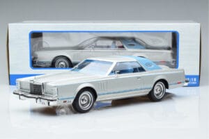 Lincoln Continental Mark V Silver MCG 1:18 MCG18403 Metall — bild 6 av 6