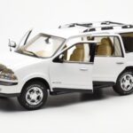 Lincoln Navigator Vit AUTOart 1:18 - image 2 of 8