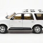 Lincoln Navigator Vit AUTOart 1:18 - image 4 of 8