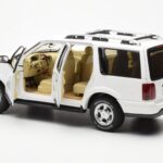 Lincoln Navigator Vit AUTOart 1:18 - image 5 of 8