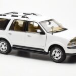 Lincoln Navigator Vit AUTOart 1:18 - image 6 of 8