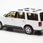 Lincoln Navigator Vit AUTOart 1:18 - image 7 of 8